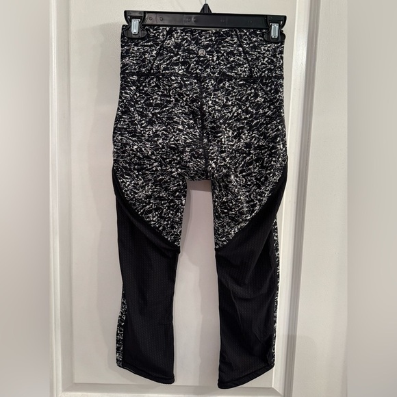 lululemon athletica Pants - Lululemon Deep Breath Crop 21" Iced Wave White Black